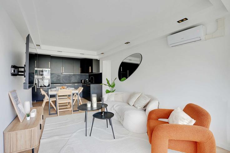 Sala de estar elegantemente projetada com móveis modernos em um apartamento no Building Rue Merlin de Thionville - checkmyguest - 1349203 em Suresnes, Suresnes