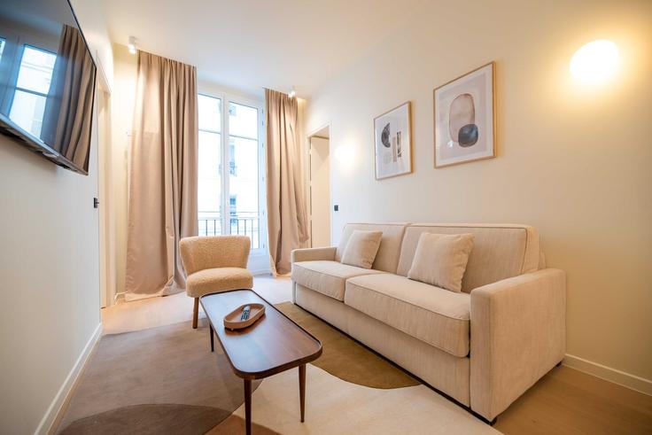Elegante sala de estar con mobiliario moderno en un apartamento en Building Rue de la Grange Batelière - checkmyguest - 1348878 en 9th arrondissement, Paris
