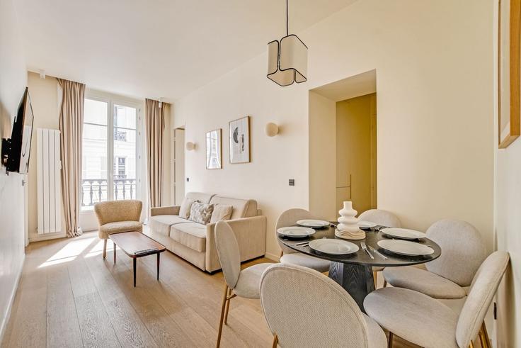 Elegant gestaltetes Wohnzimmer mit moderner Einrichtung in einer Wohnung im Building Rue de la Grange Batelière - checkmyguest - 1348878 in 9th arrondissement, Paris