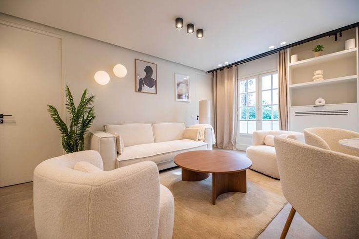 Elegante sala de estar con mobiliario moderno en un apartamento en Building Rue Sainte-Croix de la Bretonnerie - checkmyguest - 1348867 en 3rd arrondissement, Paris