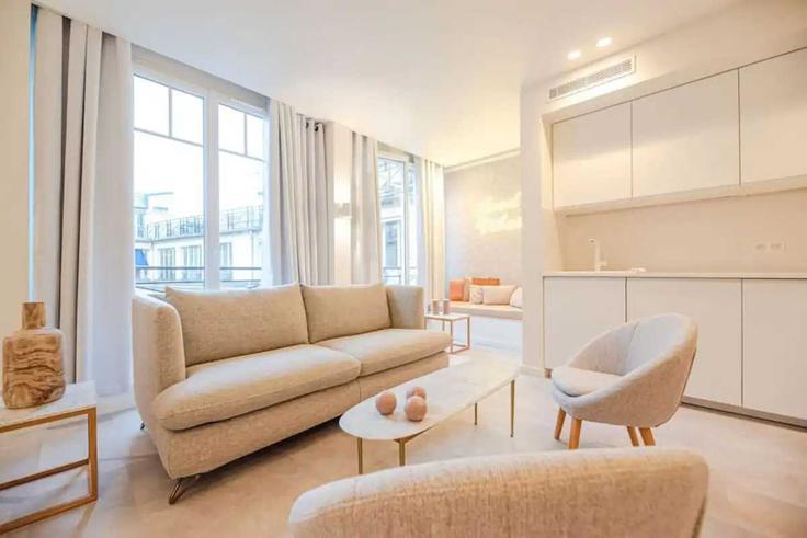 Sala de estar elegantemente projetada com móveis modernos em um apartamento no Building Rue Tronchet - checkmyguest - 1348903 em 9th arrondissement, Paris