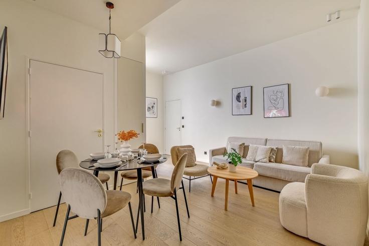 Elegant gestaltetes Wohnzimmer mit moderner Einrichtung in einer Wohnung im Building Rue de la Grange Batelière - checkmyguest - 1348853 in 9th arrondissement, Paris