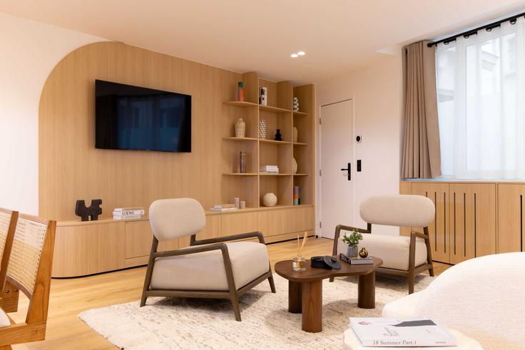 Elegante sala de estar con mobiliario moderno en un apartamento en Building Rue Saint Denis - checkmyguest - 1348883 en 2nd arrondissement, Paris