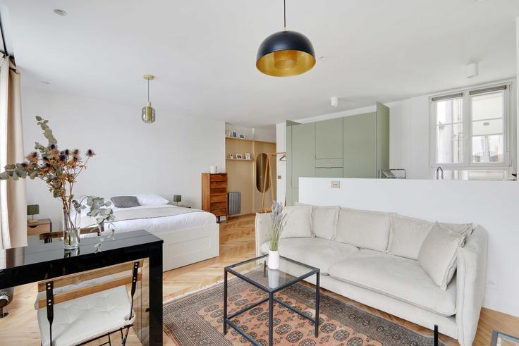 Paris 10th arrondissementのBuilding Rue Henri Feulard - checkmyguest - 1348944のアパートメントにある、モダンな家具を備えたエレガントなデザインのリビングルーム