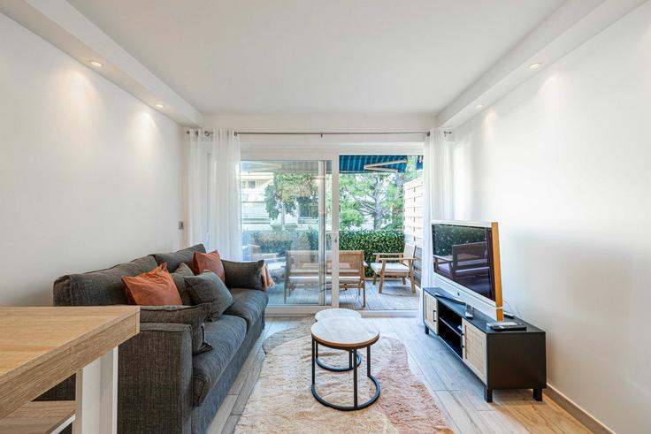 Elegante sala de estar con mobiliario moderno en un apartamento en Building Rue Jean Cresp - checkmyguest - 1349057 en Cannes, Cannes