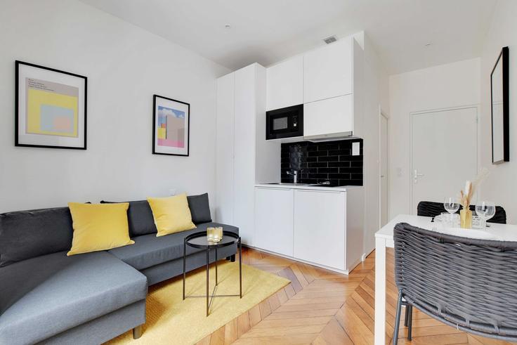 Nanterre NanterreのBuilding Rue Maurice Thorez - checkmyguest - 1349048のアパートメントにある、モダンな家具を備えたエレガントなデザインのリビングルーム