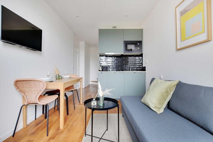 Nanterre NanterreのBuilding Rue Maurice Thorez - checkmyguest - 1349169のアパートメントにある、モダンな家具を備えたエレガントなデザインのリビングルーム