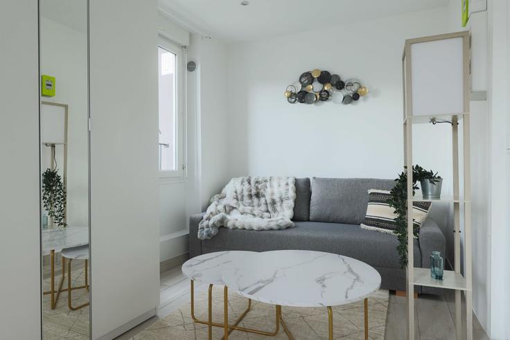 Salle de séjour élégante avec mobilier moderne dans un appartement à Building Rue des Tilleuls - checkmyguest - 1348726 à Boulogne-Billancourt, Boulogne-Billancourt