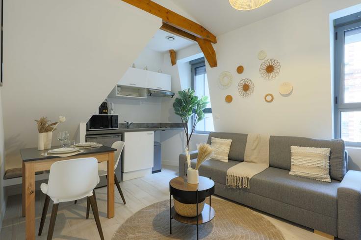 Elegante sala de estar con mobiliario moderno en un apartamento en Building Rue des Tilleuls - checkmyguest - 1348734 en Boulogne-Billancourt, Boulogne-Billancourt Elegante sala de estar con mobiliario moderno en un apartamento en Building Rue des Tilleuls - checkmyguest - 1348734 en Boulogne-Billancourt, Boulogne-Billancourt