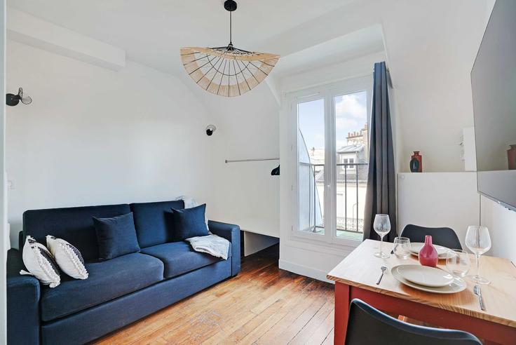Elegant gestaltetes Wohnzimmer mit moderner Einrichtung in einer Wohnung im Building Rue de la Pompe - checkmyguest - 1349164 in 16th arrondissement, Paris