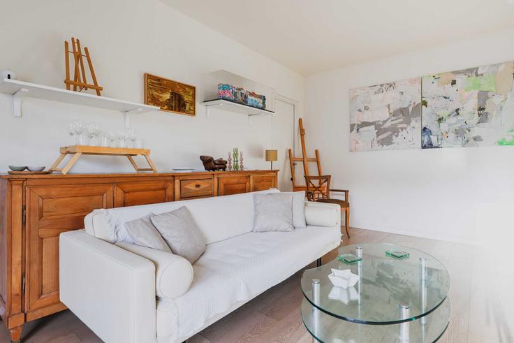 Elegant gestaltetes Wohnzimmer mit moderner Einrichtung in einer Wohnung im Building Rue Mesnil - checkmyguest - 1043371 - PAR in 16th arrondissement, Paris Elegant gestaltetes Wohnzimmer mit moderner Einrichtung in einer Wohnung im Building Rue Mesnil - checkmyguest - 1043371 - PAR in 16th arrondissement, Paris