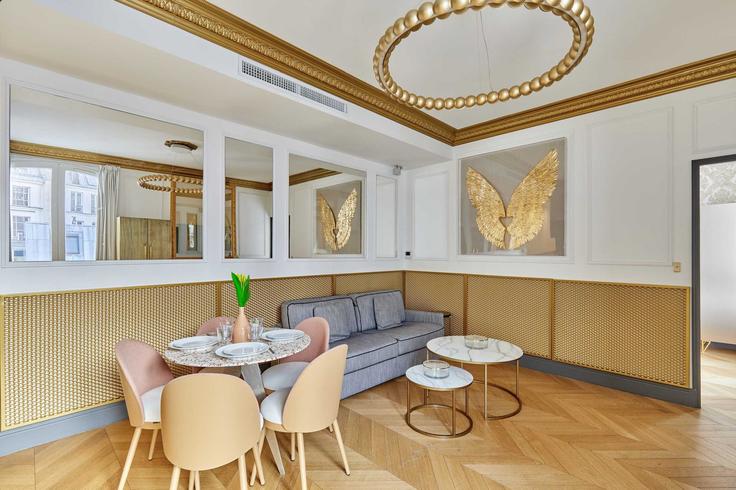 Elegante sala de estar con mobiliario moderno en un apartamento en Building Rue du Colisée - checkmyguest - 1348859 en 8th arrondissement, Paris