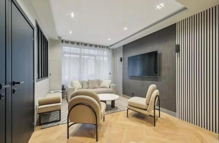 Elegante sala de estar con mobiliario moderno en un apartamento en Building Rue Rambuteau - checkmyguest - 1348876 en 3rd arrondissement, Paris