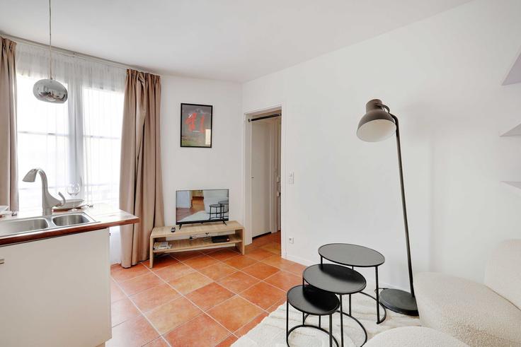 Paris 3rd arrondissementのBuilding Rue du Roi de Sicile - checkmyguest - 1350215のアパートメントにある、モダンな家具を備えたエレガントなデザインのリビングルーム Paris 3rd arrondissementのBuilding Rue du Roi de Sicile - checkmyguest - 1350215のアパートメントにある、モダンな家具を備えたエレガントなデザインのリビングルーム
