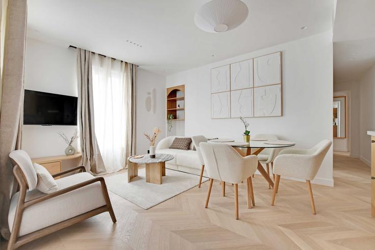 Elegant gestaltetes Wohnzimmer mit moderner Einrichtung in einer Wohnung im Building Boulevard de Sébastopol - checkmyguest - 1348811 in 2nd arrondissement, Paris