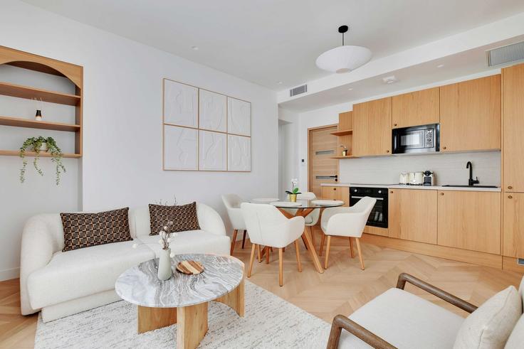 Elegant gestaltetes Wohnzimmer mit moderner Einrichtung in einer Wohnung im Building Boulevard de Sébastopol - checkmyguest - 1348805 in 2nd arrondissement, Paris