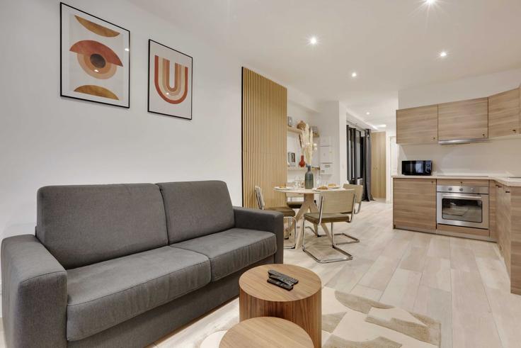 Elegante sala de estar con mobiliario moderno en un apartamento en Building Rue de Savoie - checkmyguest - 1348743 en 6th arrondissement, Paris