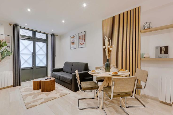 Salle de séjour élégante avec mobilier moderne dans un appartement à Building Rue de Savoie - checkmyguest - 1348743 à 6th arrondissement, Paris Salle de séjour élégante avec mobilier moderne dans un appartement à Building Rue de Savoie - checkmyguest - 1348743 à 6th arrondissement, Paris