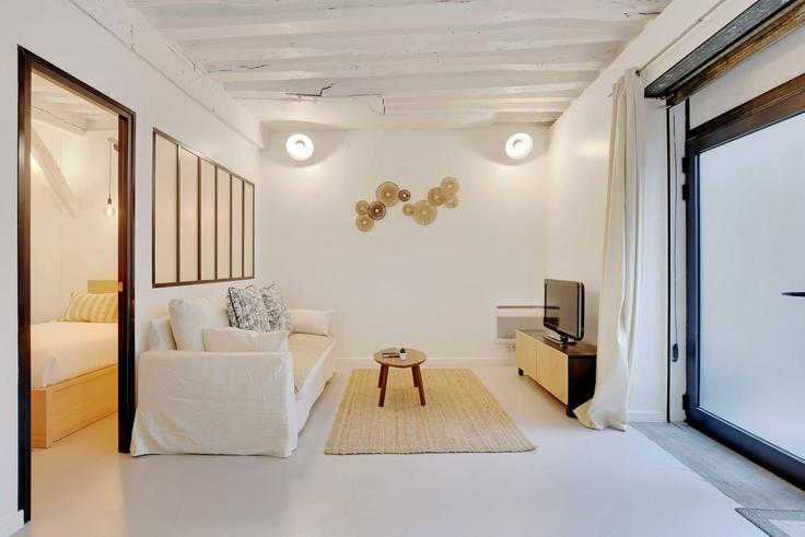 Paris 3rd arrondissementのBuilding Rue Notre Dame de Nazareth - checkmyguest - 1348719のアパートメントにある、モダンな家具を備えたエレガントなデザインのリビングルーム