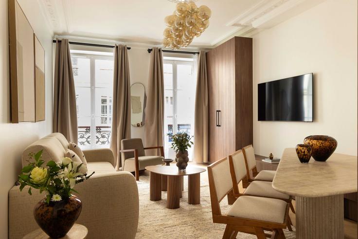 Elegante sala de estar con mobiliario moderno en un apartamento en Building Rue d'Amsterdam - checkmyguest - 1348698 en 9th arrondissement, Paris