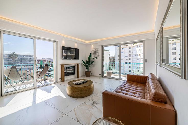 Cannes, Cannes에 위치한 Building Boulevard de la Croisette - checkmyguest - 1348650 유닛의 세련된 인테리어가 돋보이는 거실 Cannes, Cannes에 위치한 Building Boulevard de la Croisette - checkmyguest - 1348650 유닛의 세련된 인테리어가 돋보이는 거실