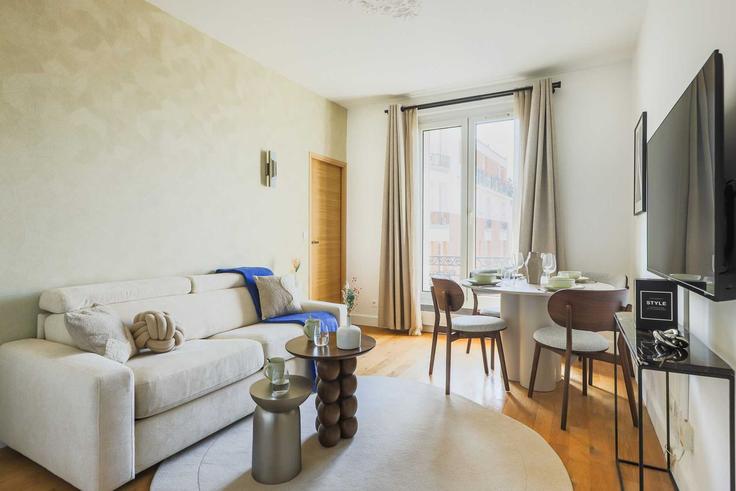 Salle de séjour élégante avec mobilier moderne dans un appartement à Building Rue de La Jonquière - checkmyguest - 1349550 à 17th arrondissement, Paris Salle de séjour élégante avec mobilier moderne dans un appartement à Building Rue de La Jonquière - checkmyguest - 1349550 à 17th arrondissement, Paris