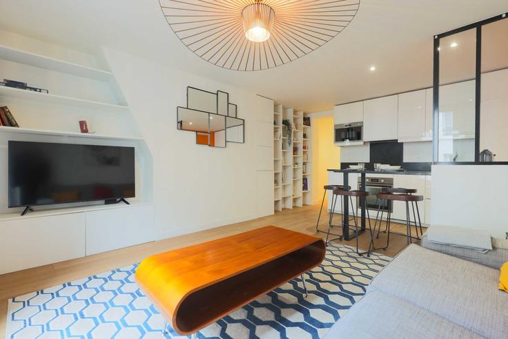 Paris 18th arrondissementのBuilding Rue Muller - checkmyguest - 1223349 - PARのアパートメントにある、モダンな家具を備えたエレガントなデザインのリビングルーム