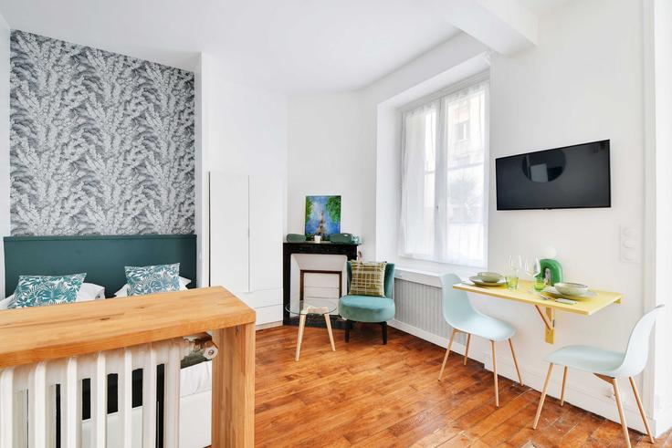 Sala de estar elegantemente projetada com móveis modernos em um apartamento no Building Rue Fresnel - checkmyguest - 1349462 em 16th arrondissement, Paris