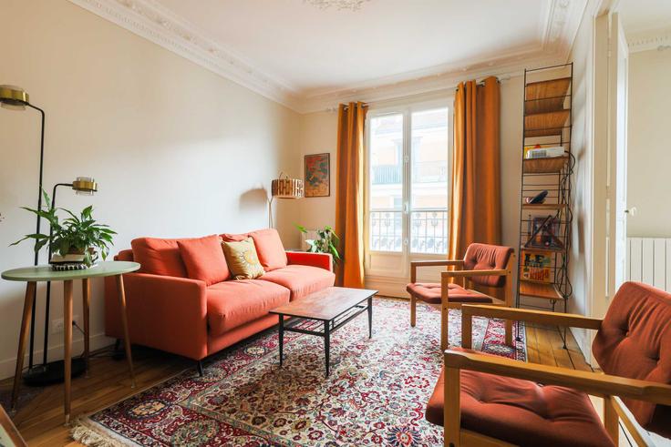 Elegante sala de estar con mobiliario moderno en un apartamento en Building Rue d'Hautpoul - checkmyguest - 1228698 en 19th arrondissement, Paris