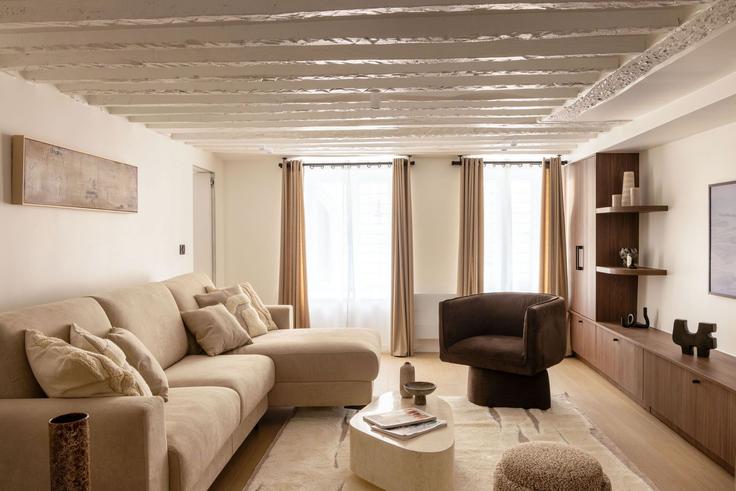 Paris 1st arrondissementのBuilding Rue Croix des Petits Champs - checkmyguest - 1348620のアパートメントにある、モダンな家具を備えたエレガントなデザインのリビングルーム