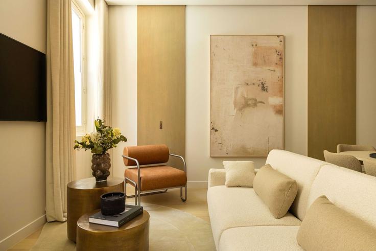 Sala de estar elegantemente projetada com móveis modernos em um apartamento no Building Rue d'Astorg - checkmyguest - 1349547 em 8th arrondissement, Paris