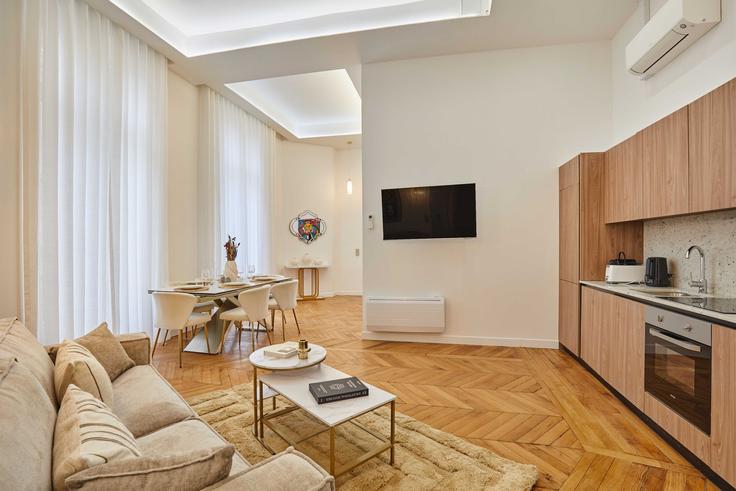 Paris 8th arrondissementのBuilding Rue de la Bienfaisance - checkmyguest - 1348682のアパートメントにある、モダンな家具を備えたエレガントなデザインのリビングルーム