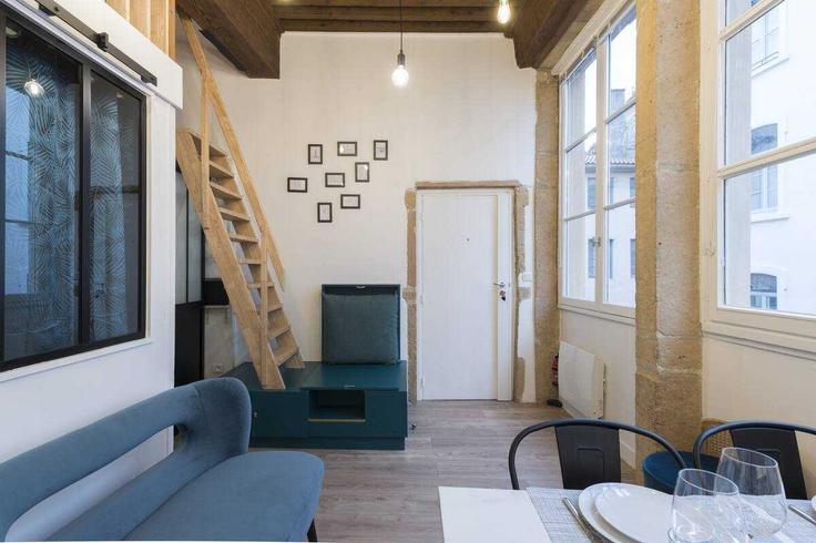 Building Rue des Quatre Chapeaux - checkmyguest - 1351110 adresindeki bir dairede modern mobilyalarla zarif bir şekilde tasarlanmış oturma odası 2nd arrondissement, Lyon