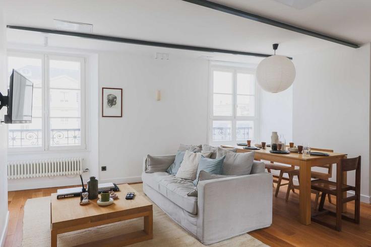 Elegante sala de estar con mobiliario moderno en un apartamento en Building Rue Vieille du Temple - checkmyguest - 1348664 en 3rd arrondissement, Paris