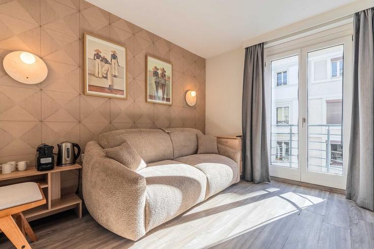 Geneva Pâquis-NationsのBuilding Rue Sismondi - checkmyguest - 1348594のアパートメントにある、モダンな家具を備えたエレガントなデザインのリビングルーム Geneva Pâquis-NationsのBuilding Rue Sismondi - checkmyguest - 1348594のアパートメントにある、モダンな家具を備えたエレガントなデザインのリビングルーム