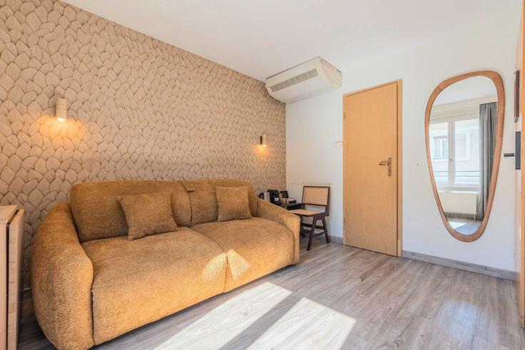 Pâquis-Nations, Geneva에 위치한 Building Rue Sismondi - checkmyguest - 1348631 유닛의 세련된 인테리어가 돋보이는 거실 Pâquis-Nations, Geneva에 위치한 Building Rue Sismondi - checkmyguest - 1348631 유닛의 세련된 인테리어가 돋보이는 거실