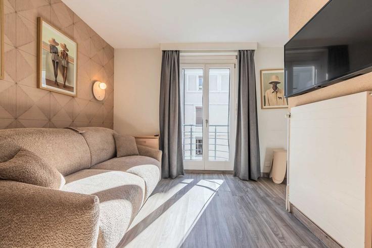 Salle de séjour élégante avec mobilier moderne dans un appartement à Building Rue Sismondi - checkmyguest - 1348738 à Pâquis-Nations, Geneva