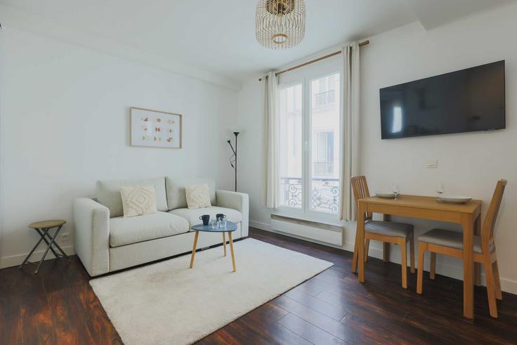 Elegant gestaltetes Wohnzimmer mit moderner Einrichtung in einer Wohnung im Building Rue de Lévis - checkmyguest - 1228701 in 17th arrondissement, Paris Elegant gestaltetes Wohnzimmer mit moderner Einrichtung in einer Wohnung im Building Rue de Lévis - checkmyguest - 1228701 in 17th arrondissement, Paris