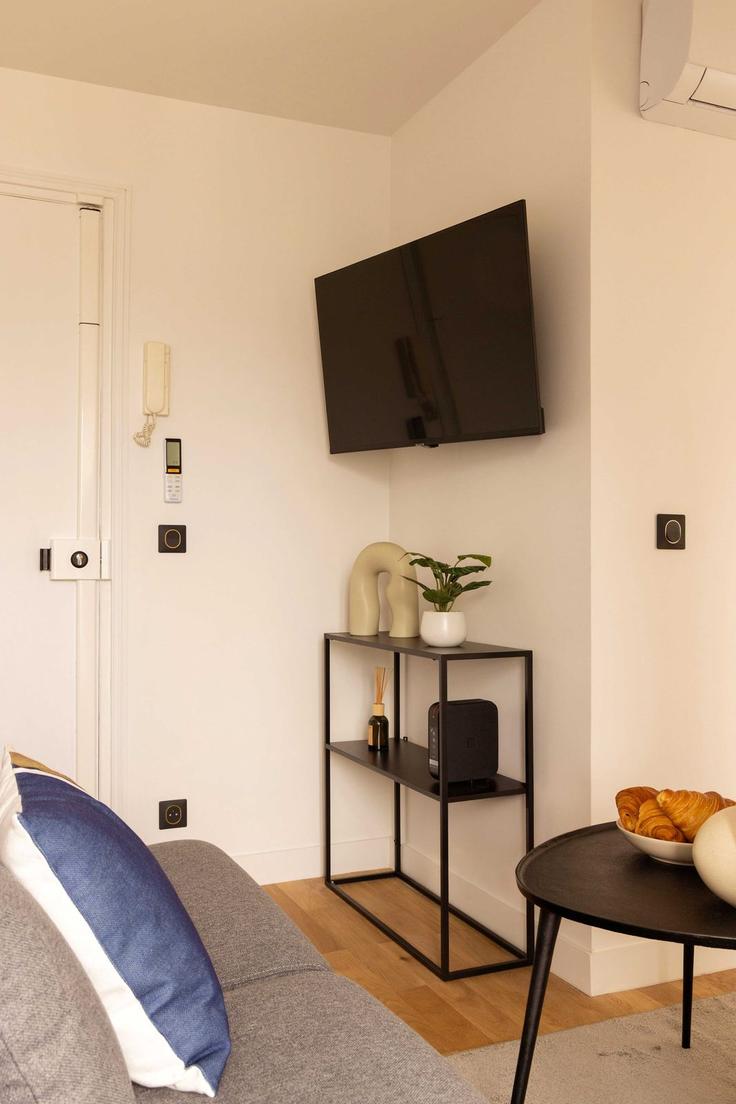 Elegante sala de estar con mobiliario moderno en un apartamento en Building Boulevard de Sébastopol - checkmyguest - 1348557 en 2nd arrondissement, Paris