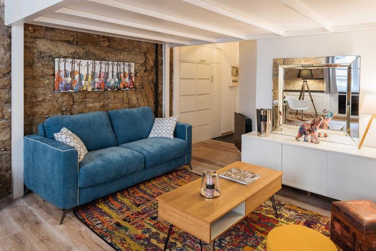 Building Rue Sainte-Catherine - checkmyguest - 1351140 adresindeki bir dairede modern mobilyalarla zarif bir şekilde tasarlanmış oturma odası 1st arrondissement, Lyon