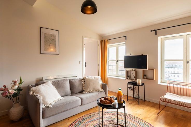 Building Rue Pierre Dupont - checkmyguest - 1348515 adresindeki bir dairede modern mobilyalarla zarif bir şekilde tasarlanmış oturma odası 1st arrondissement, Lyon Building Rue Pierre Dupont - checkmyguest - 1348515 adresindeki bir dairede modern mobilyalarla zarif bir şekilde tasarlanmış oturma odası 1st arrondissement, Lyon