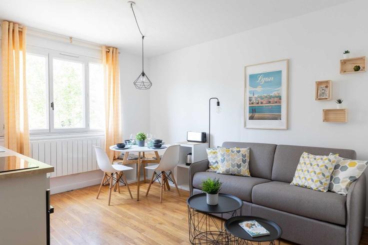 Salle de séjour élégante avec mobilier moderne dans un appartement à Building Rue Francis de Pressensé - checkmyguest - 1350493 à Villeurbanne, Villeurbanne