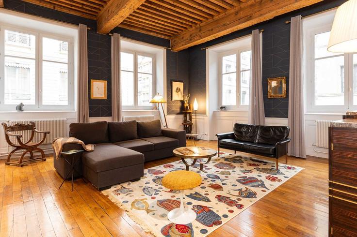 Lyon 1st arrondissementのBuilding Rue de la Bourse - checkmyguest - 1348736のアパートメントにある、モダンな家具を備えたエレガントなデザインのリビングルーム