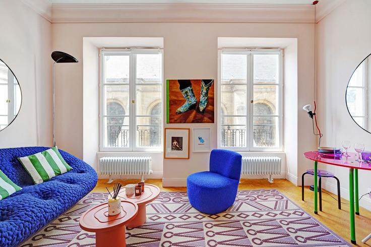Elegant gestaltetes Wohnzimmer mit moderner Einrichtung in einer Wohnung im Building Rue Notre Dame des Victoires - checkmyguest - 1349502 in 2nd arrondissement, Paris