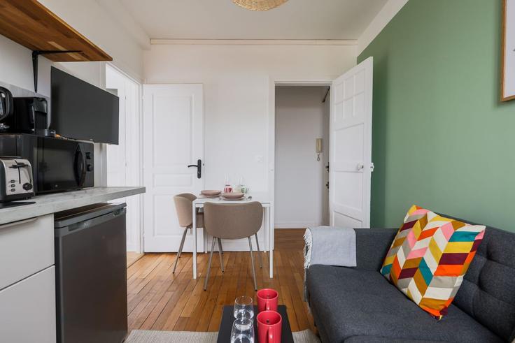 Salle de séjour élégante avec mobilier moderne dans un appartement à Building Rue Madame de Staël - checkmyguest - 1320749 à Clichy, Clichy