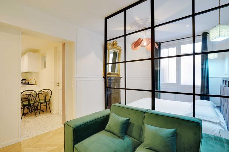 Elegante sala de estar con mobiliario moderno en un apartamento en Building Rue Rodier - checkmyguest - 1349403 en 9th arrondissement, Paris