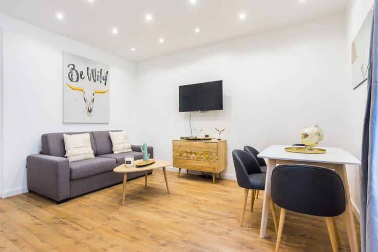 Building Rue Popincourt - checkmyguest - 1350754 adresindeki bir dairede modern mobilyalarla zarif bir şekilde tasarlanmış oturma odası 11th arrondissement, Paris
