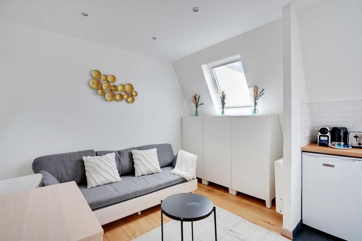 Elegant gestaltetes Wohnzimmer mit moderner Einrichtung in einer Wohnung im Building Avenue Victor Hugo - checkmyguest - 1232709 in 16th arrondissement, Paris