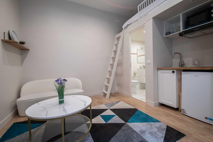 Elegante sala de estar con mobiliario moderno en un apartamento en Building Rue Eugène Jumin - checkmyguest - 1349797 en 19th arrondissement, Paris