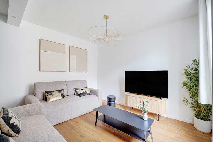 Paris 18th arrondissementのBuilding Rue d'Orsel - checkmyguest - 1350345のアパートメントにある、モダンな家具を備えたエレガントなデザインのリビングルーム